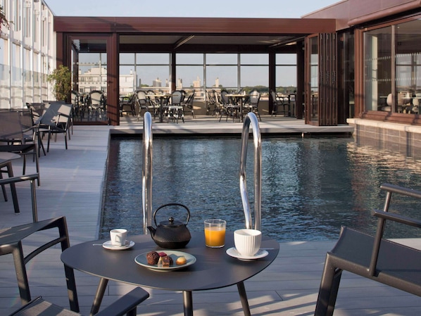 Frühstück, Mittagessen, mediterrane Küche, Blick auf den Pool