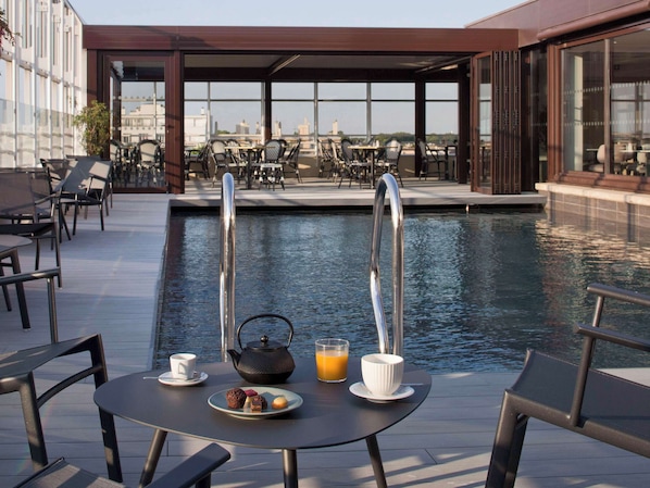 Breakfast, lunch, dinner served; pool views 