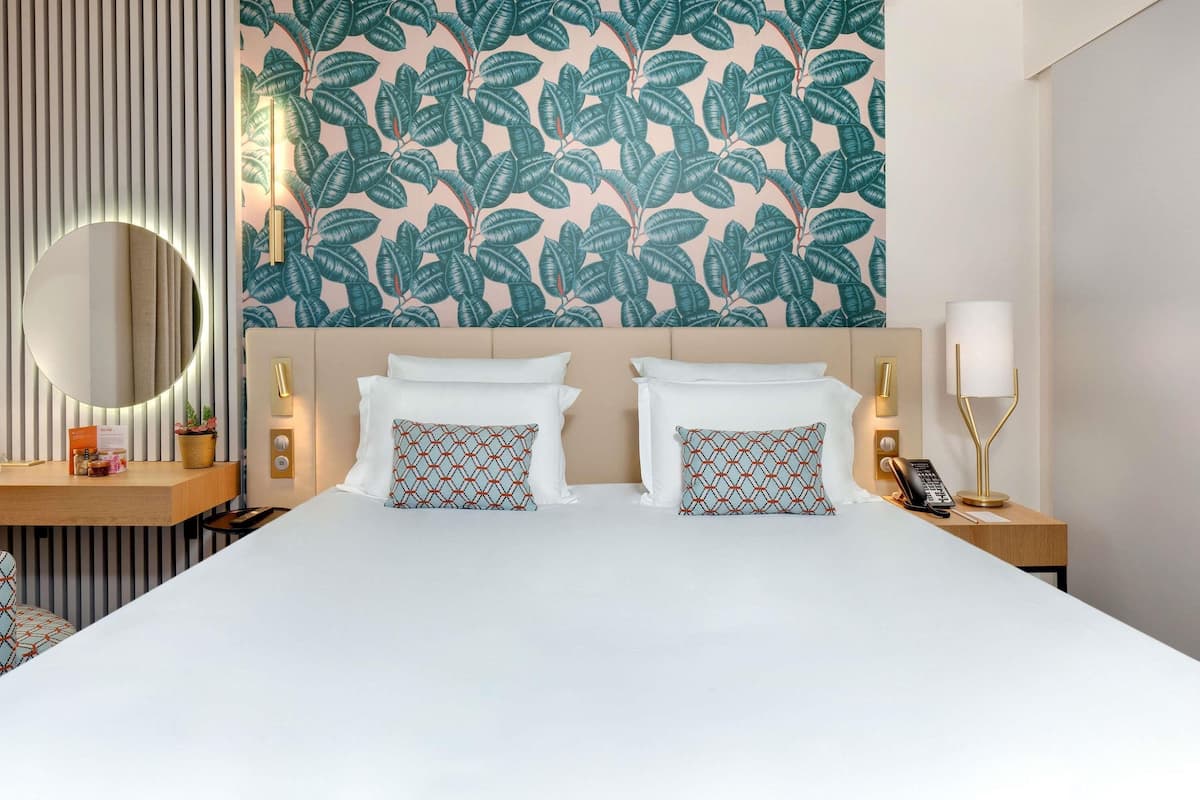 Deluxe Room, 1 King Bed | Premium bedding, pillowtop beds, free minibar items, in-room safe