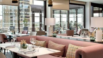 Petit déjeuner, déjeuner et dßner servis sur place, vue sur la piscine