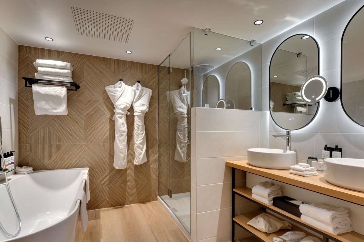 Deluxe Suite, 1 King Bed with Sofa bed