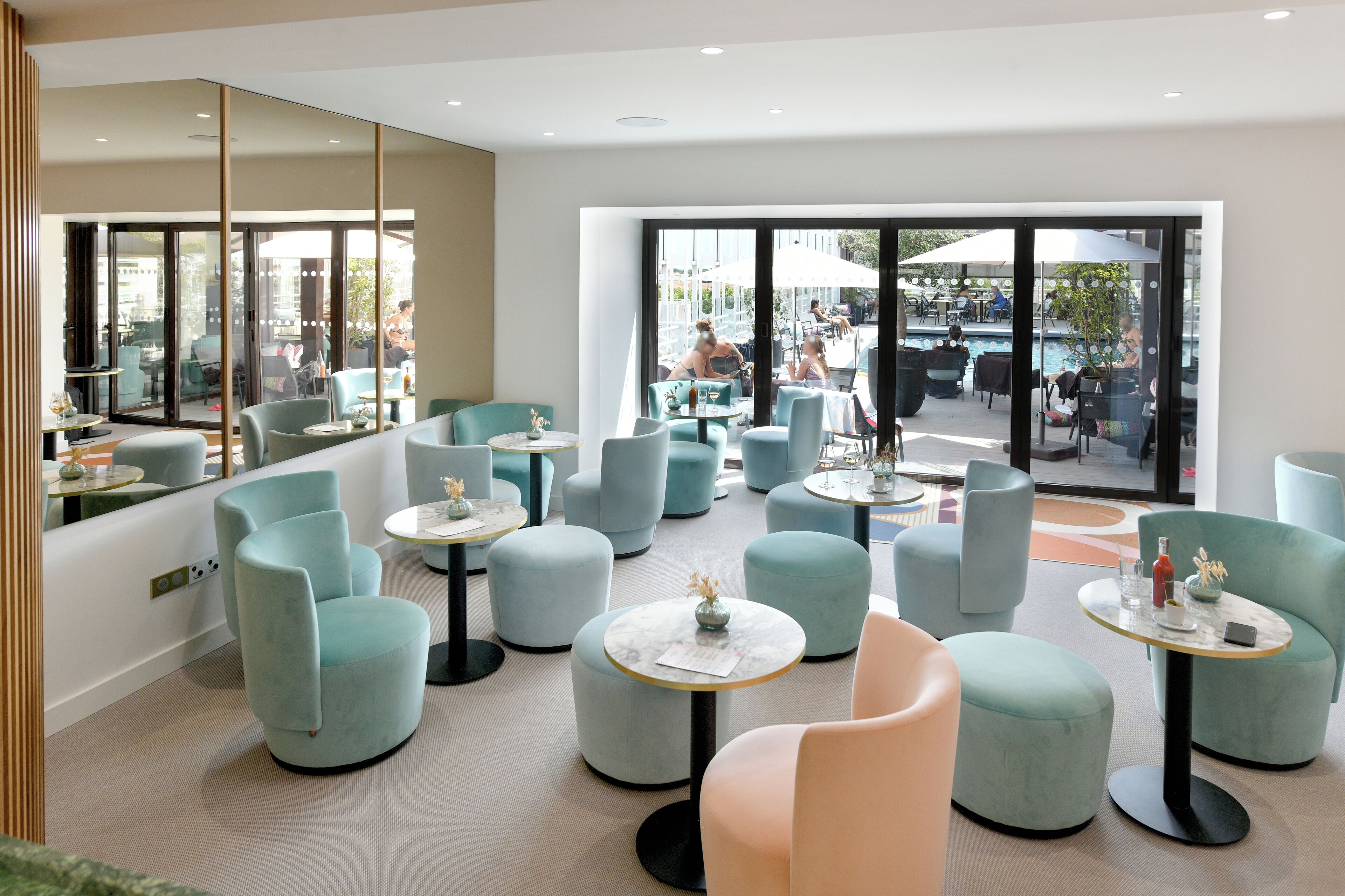 Bar auf der Dachterrasse, Blick auf den Pool, täglich geöffnet