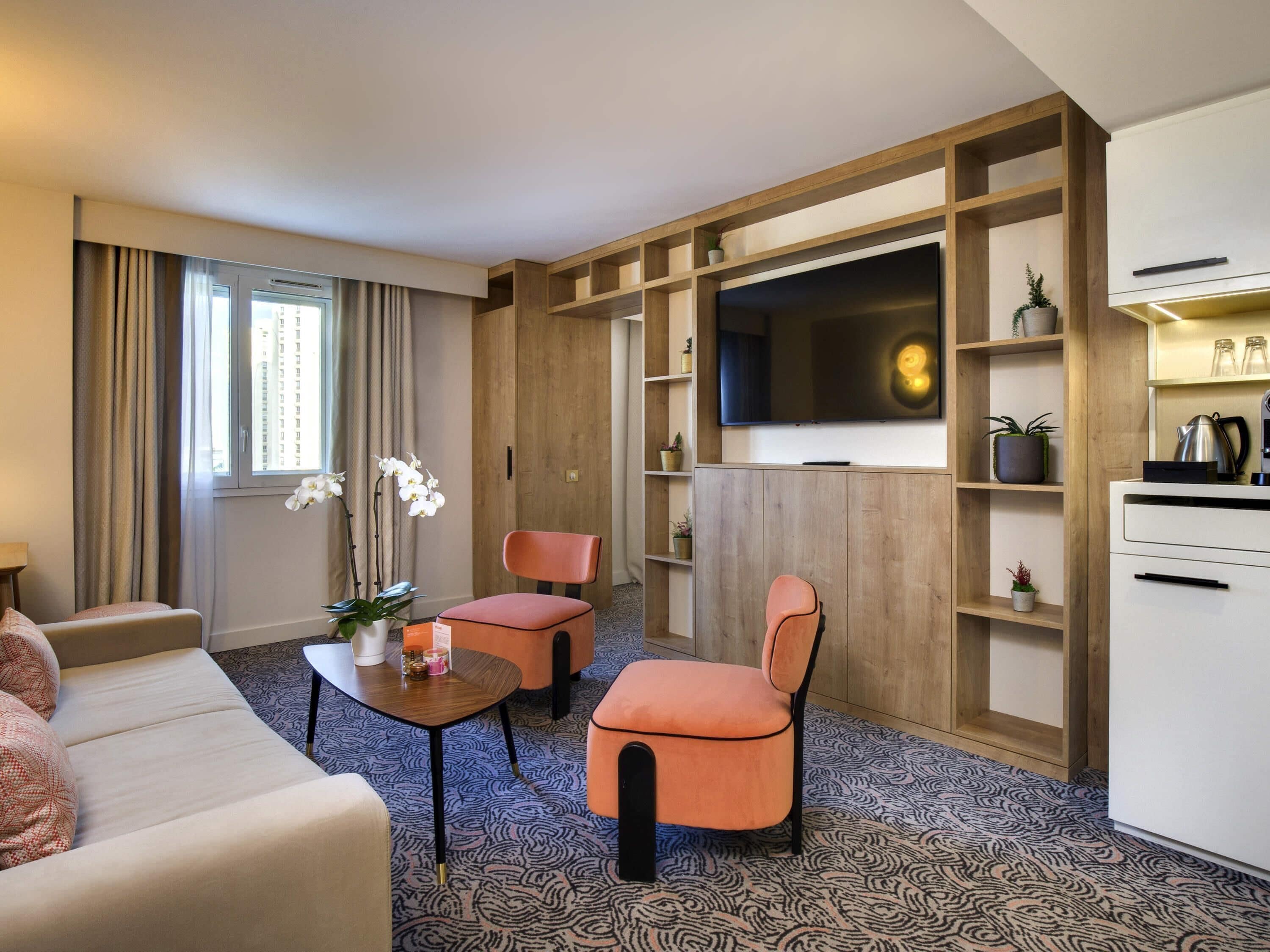 Deluxe Suite, 1 King Bed with Sofa bed | Premium bedding, pillowtop beds, free minibar items, in-room safe