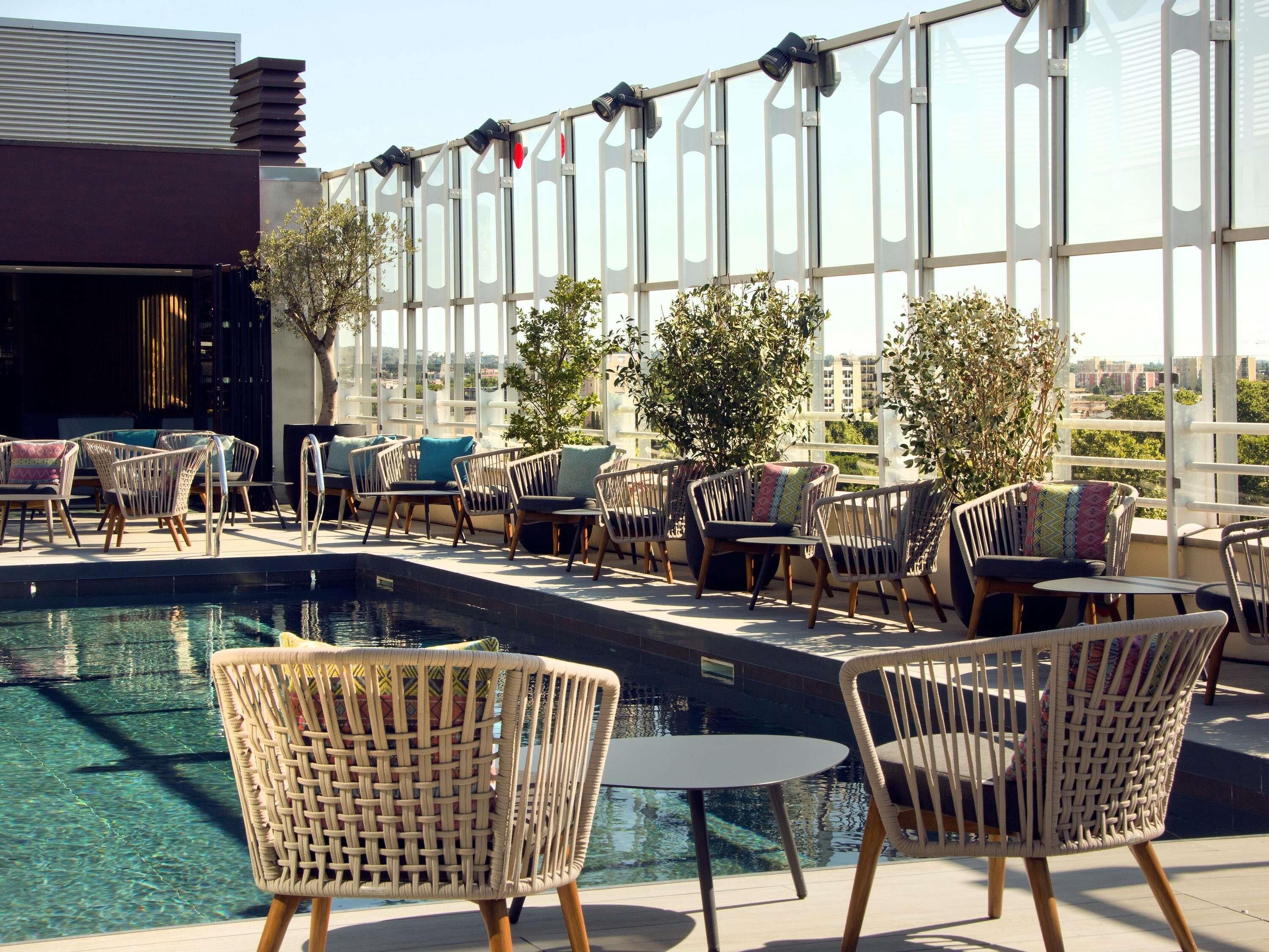 من حمّامات السباحة المغطاة، حمّام سباحة خارجي موسمي، مقاعد للتشمس