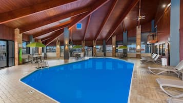 Indendørs pool, åben fra kl. 10.00 til kl. 21.00, parasoller, liggestole