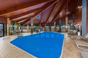 Innenpool, geöffnet von 10:00 Uhr bis 21:00 Uhr, Sonnenschirme
