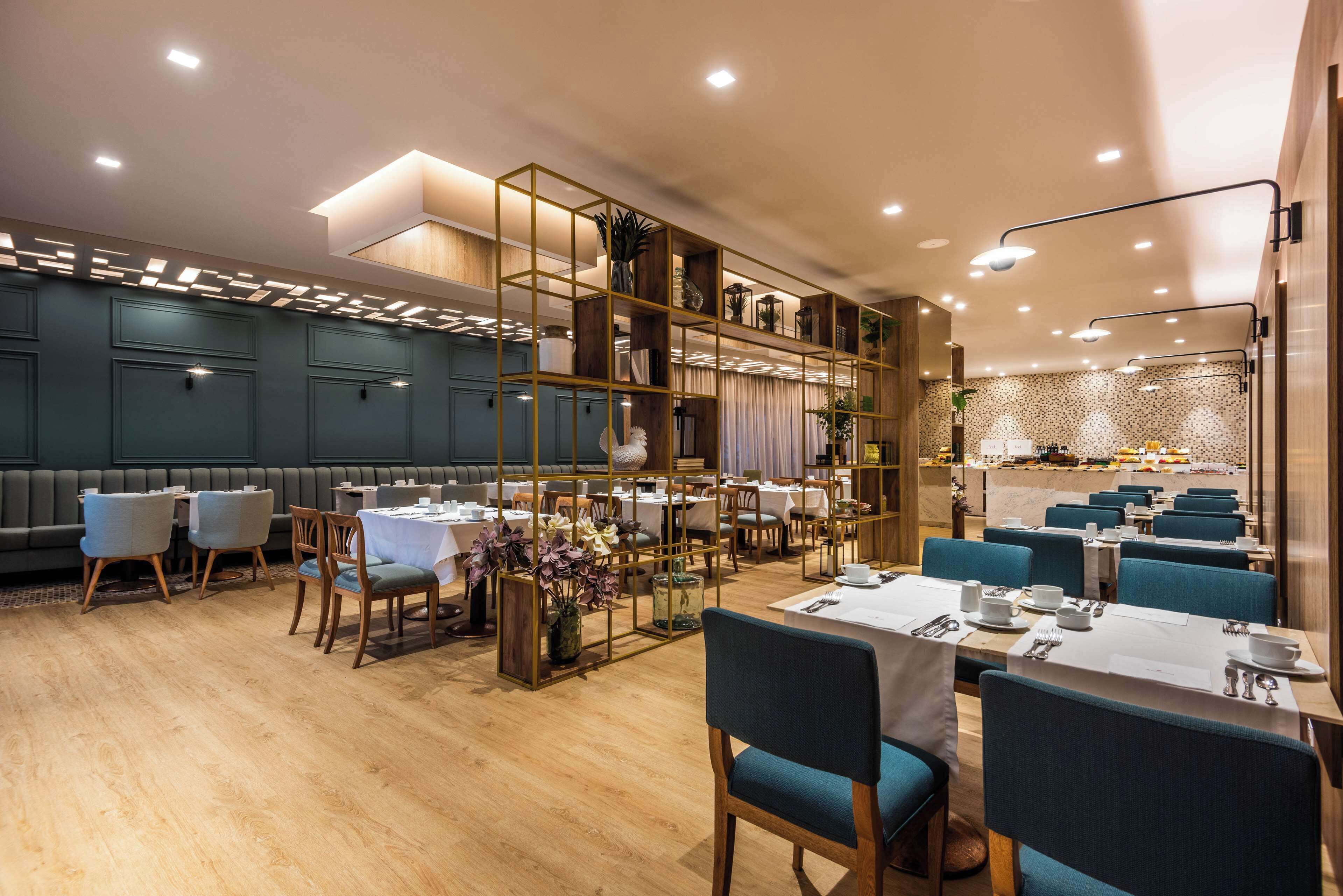 Lunch and dinner served, international cuisine