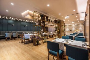 Makan tengah hari dan makan malam dihidangkan, masakan antarabangsa 