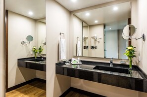 Articles de toilette écologiques, sèche-cheveux, peignoirs