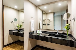 Articles de toilette écologiques, sÚche-cheveux, peignoirs