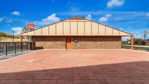 A brick building with a flat roof and a sign indicating it is an EconLodge. - Econo Lodge Cornersville I-65 (Cornersville)