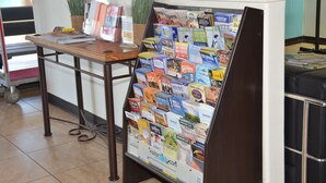 Mostrador de información turística con folletos y un cartel para VisitTips.com.