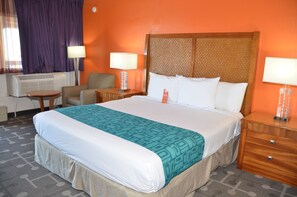 Desk, iron/ironing board, free cots/infant beds, free WiFi - Howard Johnson by Wyndham Yuma (Yuma)