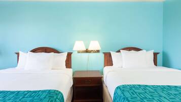 Standaard kamer, 2 queensize bedden, koelkast | Een bureau, een strijkplank/strijkijzer, gratis babybedden, gratis wifi