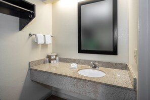 Bañera con ducha, artículos de tocador ecológicos, secador de pelo