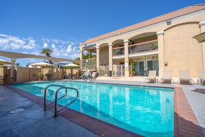 Outdoor pool - Howard Johnson by Wyndham Buena Park (Buena Park)