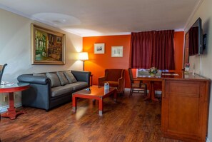 Studio suite, 1 kingsize bed, niet-roken | Een bureau, een laptopwerkplek, een strijkplank/strijkijzer