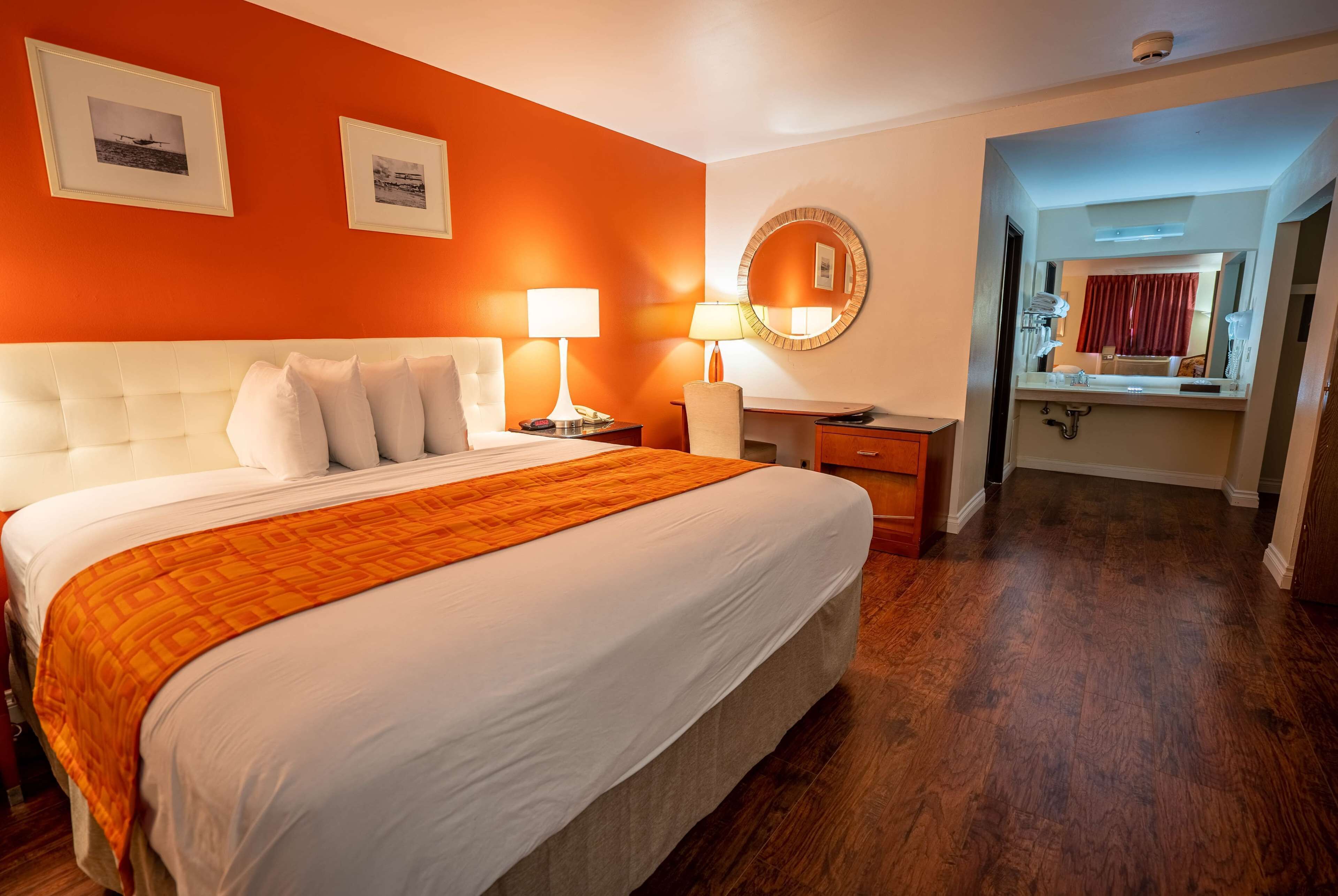 Escritorio y espacio para trabajar con laptop 