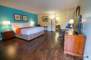 Upgraded, Standaard kamer, 1 kingsize bed | Een bureau, een laptopwerkplek, een strijkplank/strijkijzer