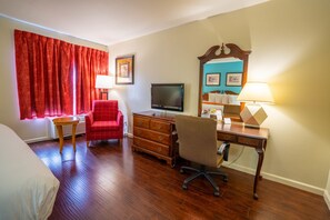Standard Room, 1 King Bed | Desk, laptop workspace, iron/ironing board, free cots/infant beds - Howard Johnson by Wyndham Buena Park (Buena Park)