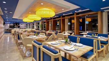 Daily cooked-to-order breakfast (USD 14.95 per person)