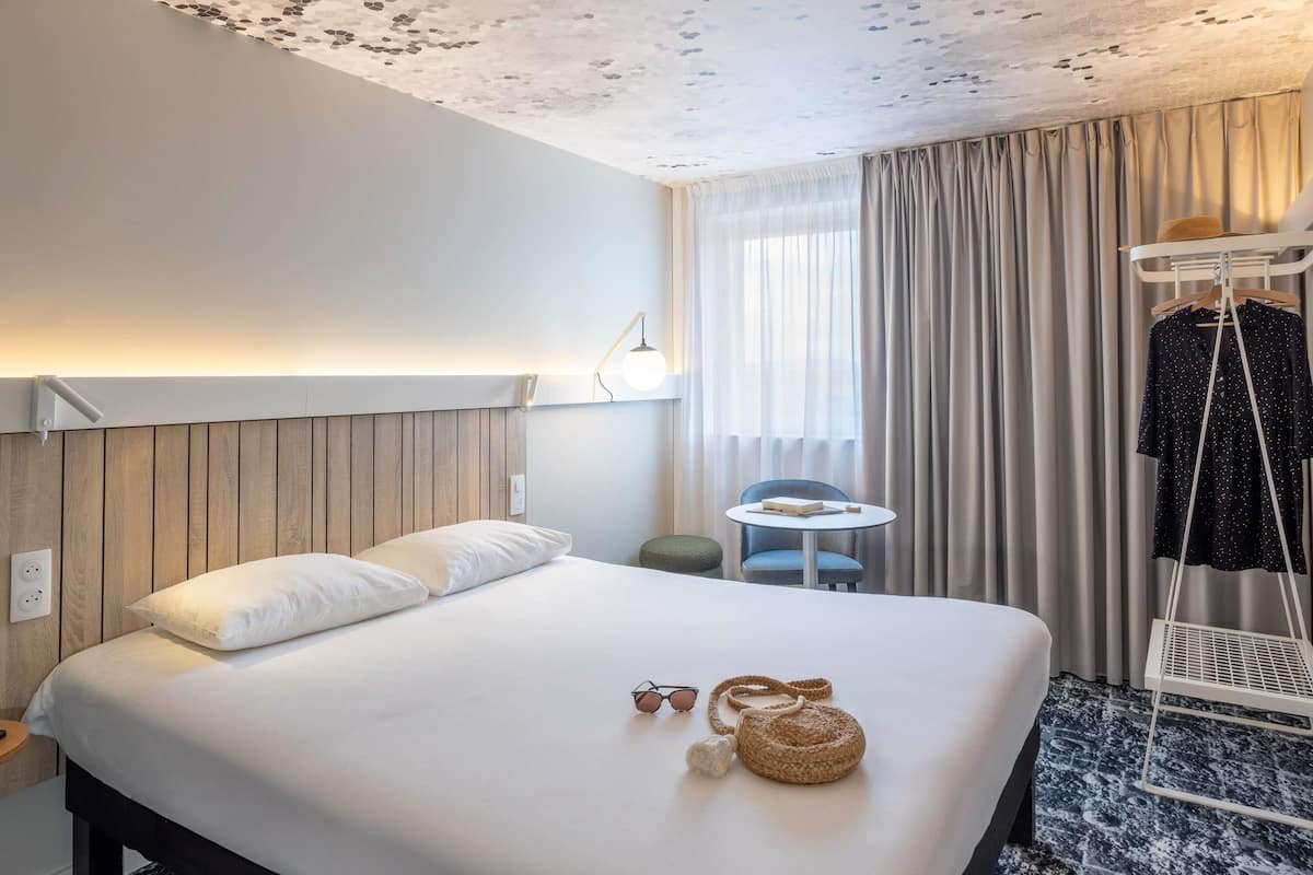 Allergikerbettwaren, Schreibtisch, Verdunkelungsvorhänge