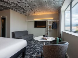 家庭房 | 防过敏的被褥、办公桌、遮光窗帘、隔音