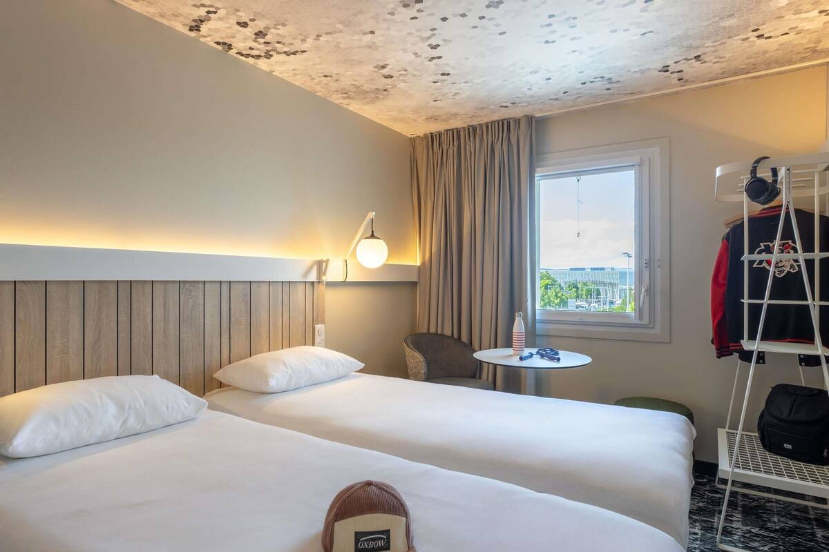 Standard Room, 2 Twin Beds | Hypo-allergenic bedding available, desk, blackout drapes, soundproofing