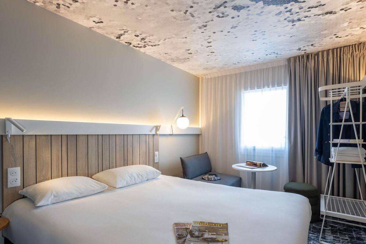 Hypo-allergenic bedding available, desk, blackout drapes, soundproofing