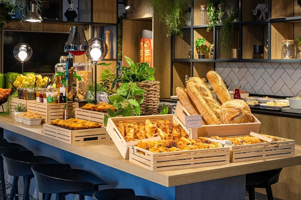 Café da manhã com buffet todos os dias (EUR 13.90 por pessoa)