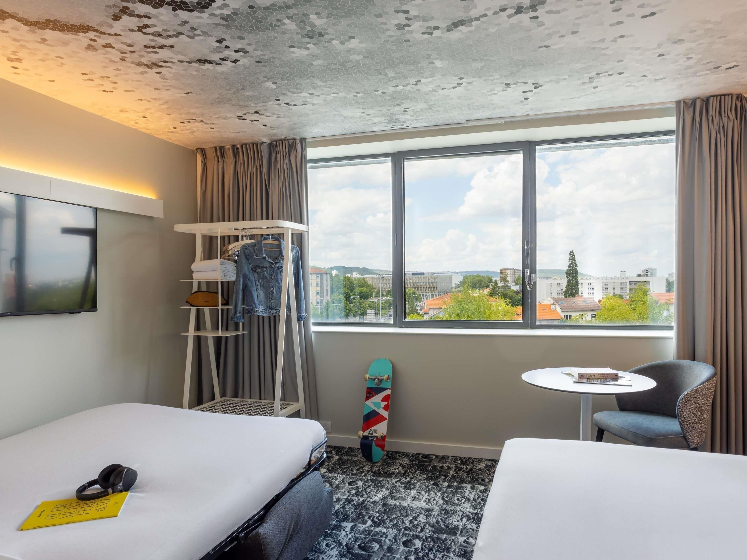 Chambre Familiale | Literie hypoallergénique, bureau, rideaux occultants