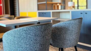 Petit déjeuner buffet (12.9 EUR par personne)