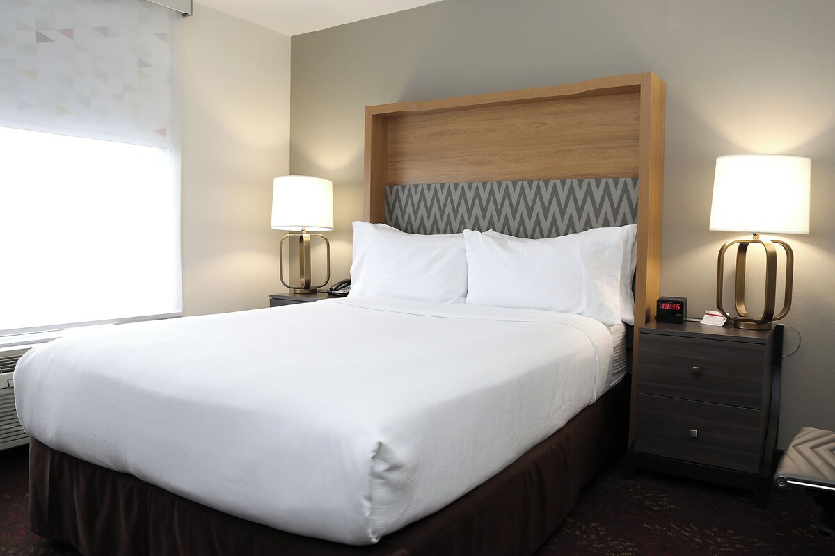 Standard Room, 1 Queen Bed | 1 bedroom, premium bedding, in-room safe, desk