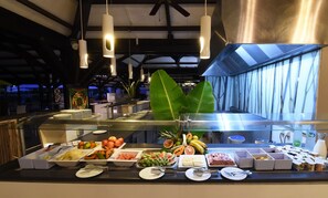 A buffet counter with various food items and utensils. - Grand Hotel Montabo (Cayenne)