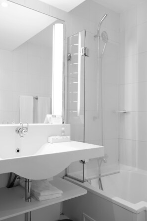 Eco-friendly toiletries, hair dryer, towels - Grand Hotel Montabo (Cayenne)