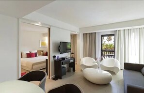 Suite | Living area | 32-inch flat-screen TV with digital channels, TV