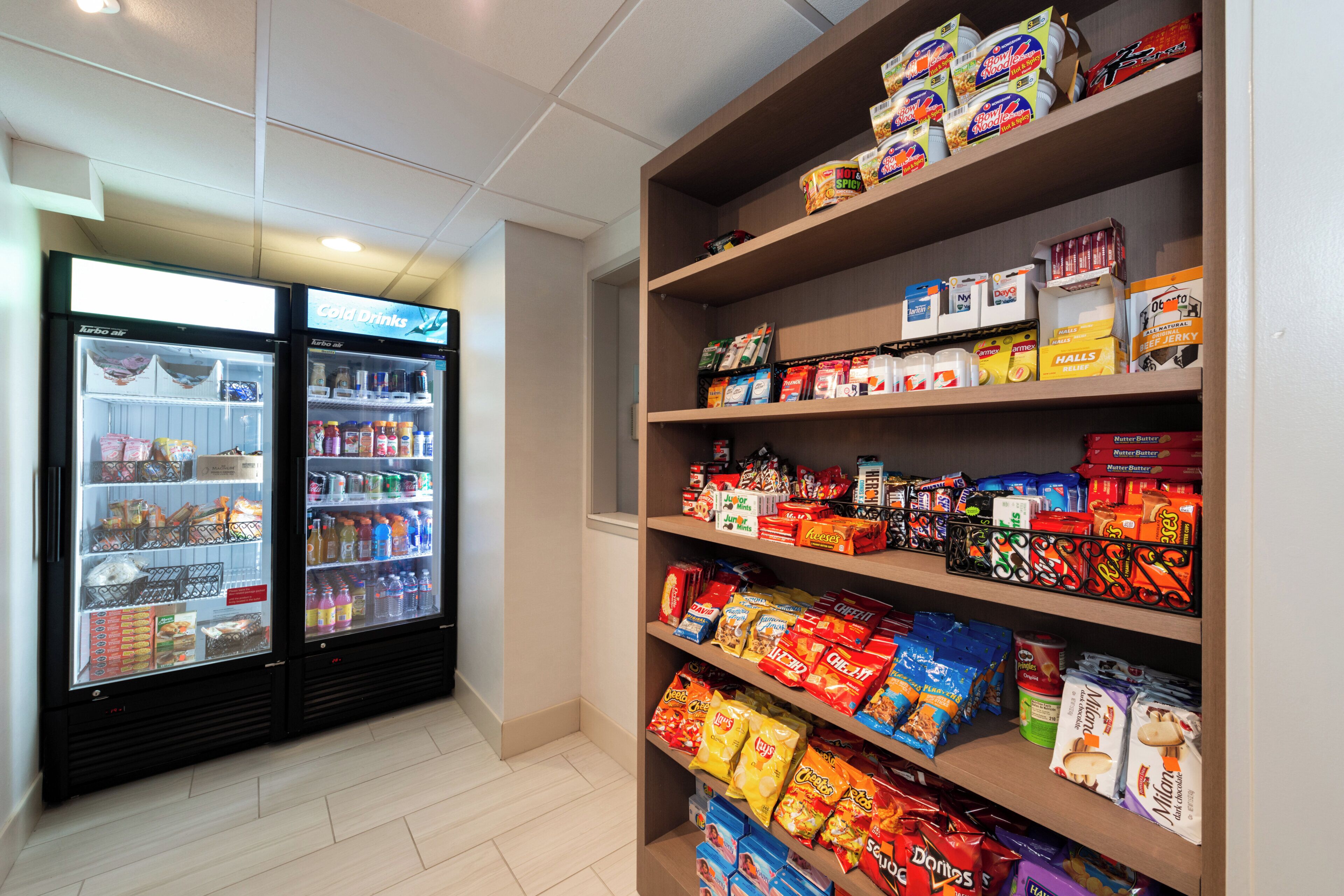 Una sección de aperitivos y bebidas con refrigerios y una variedad de opciones para picar.