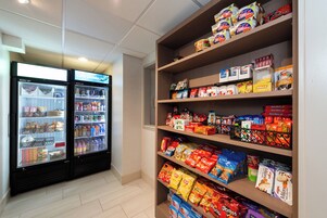 Una sección de aperitivos y bebidas con refrigerios y una variedad de opciones para picar.