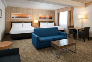 套房, 多张床, 海湾景观 | 客房内保险箱、办公桌、笔记本电脑工作区、遮光窗帘