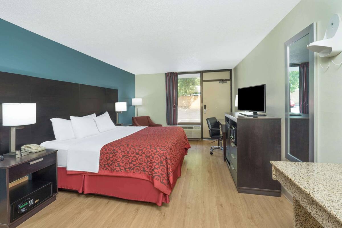 Desk, iron/ironing board, rollaway beds, free WiFi