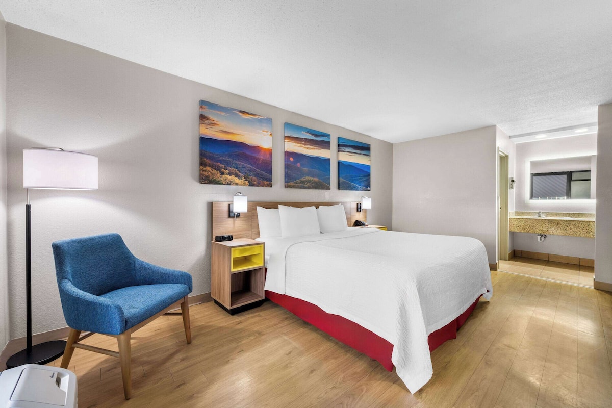Desk, iron/ironing board, rollaway beds, free WiFi