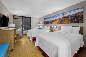 Escritorio, tabla de planchar con plancha, camas supletorias