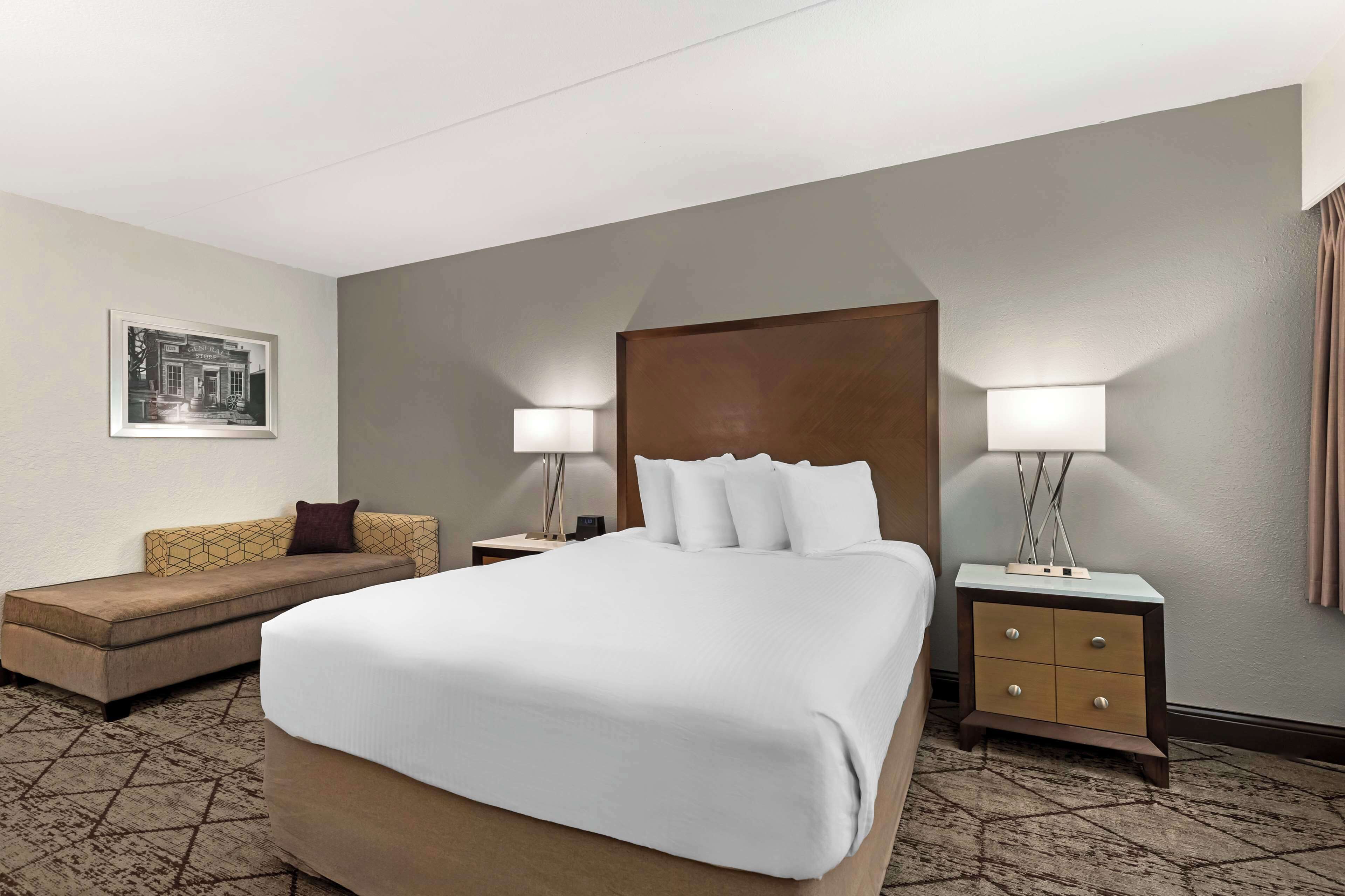 Ropa de cama de alta calidad, colchones con pillow-top y escritorio 