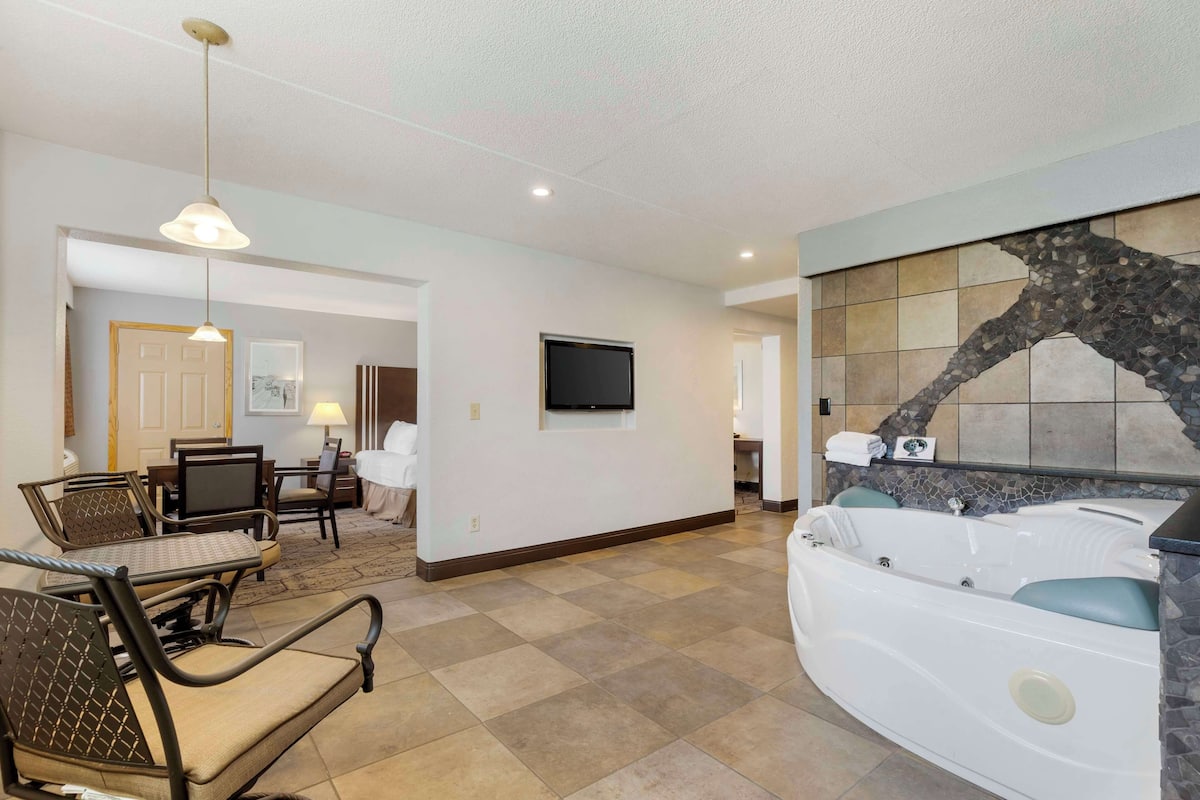 suite, 1 king bed, non smoking, hot tub | premium bedding, pillow-top beds, desk, laptop workspace