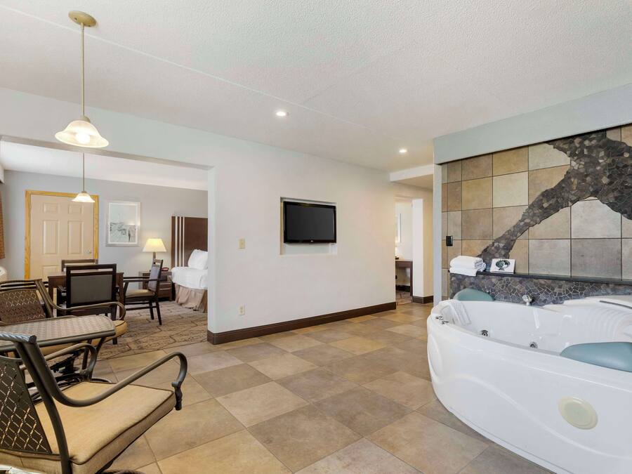 Suite, 1 cama de matrimonio grande, no fumadores, bañera de hidromasaje | Ropa de cama de alta calidad y colchones con acolchado adicional