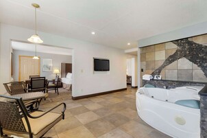 Ropa de cama de alta calidad, colchones con pillow-top y escritorio 