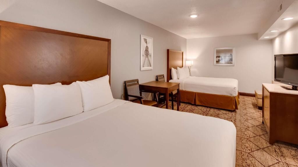 Ropa de cama de alta calidad, camas con pillow-top y escritorio 