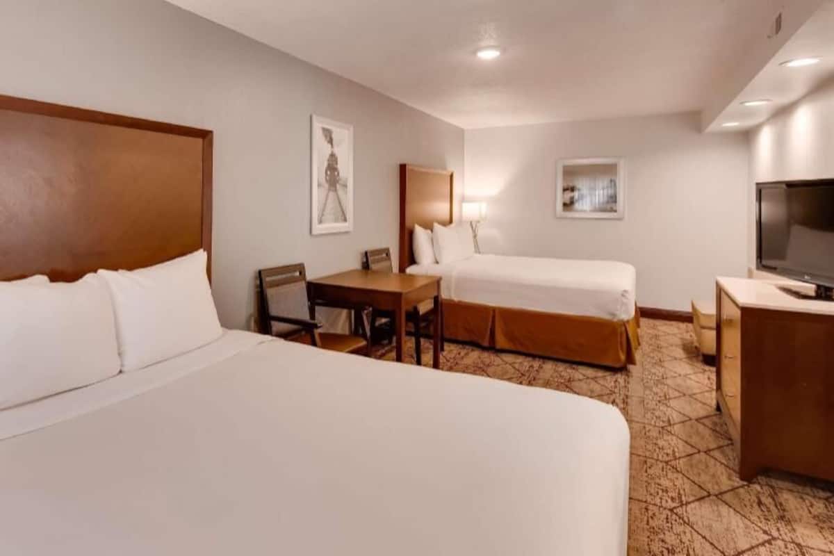 Ropa de cama de alta calidad, camas con pillow-top y escritorio
