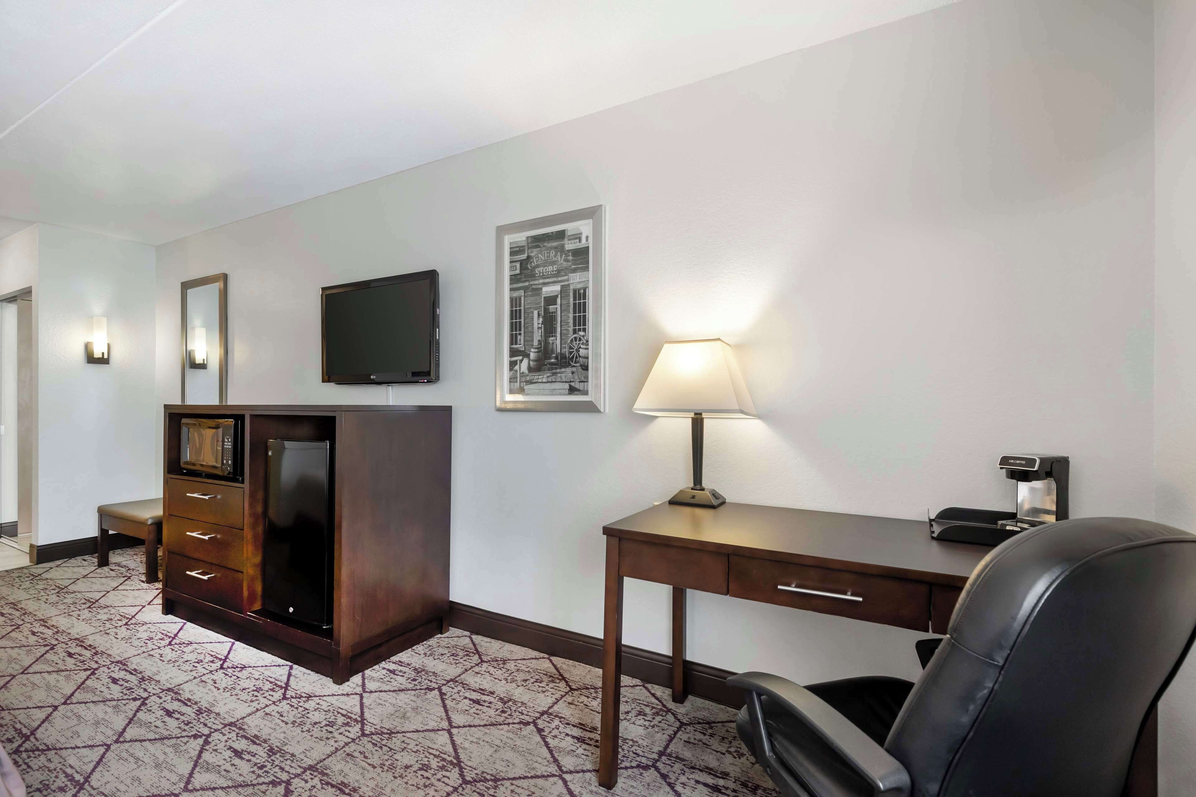 standard room, 1 king bed, non smoking | premium bedding, pillow-top beds, desk, laptop workspace