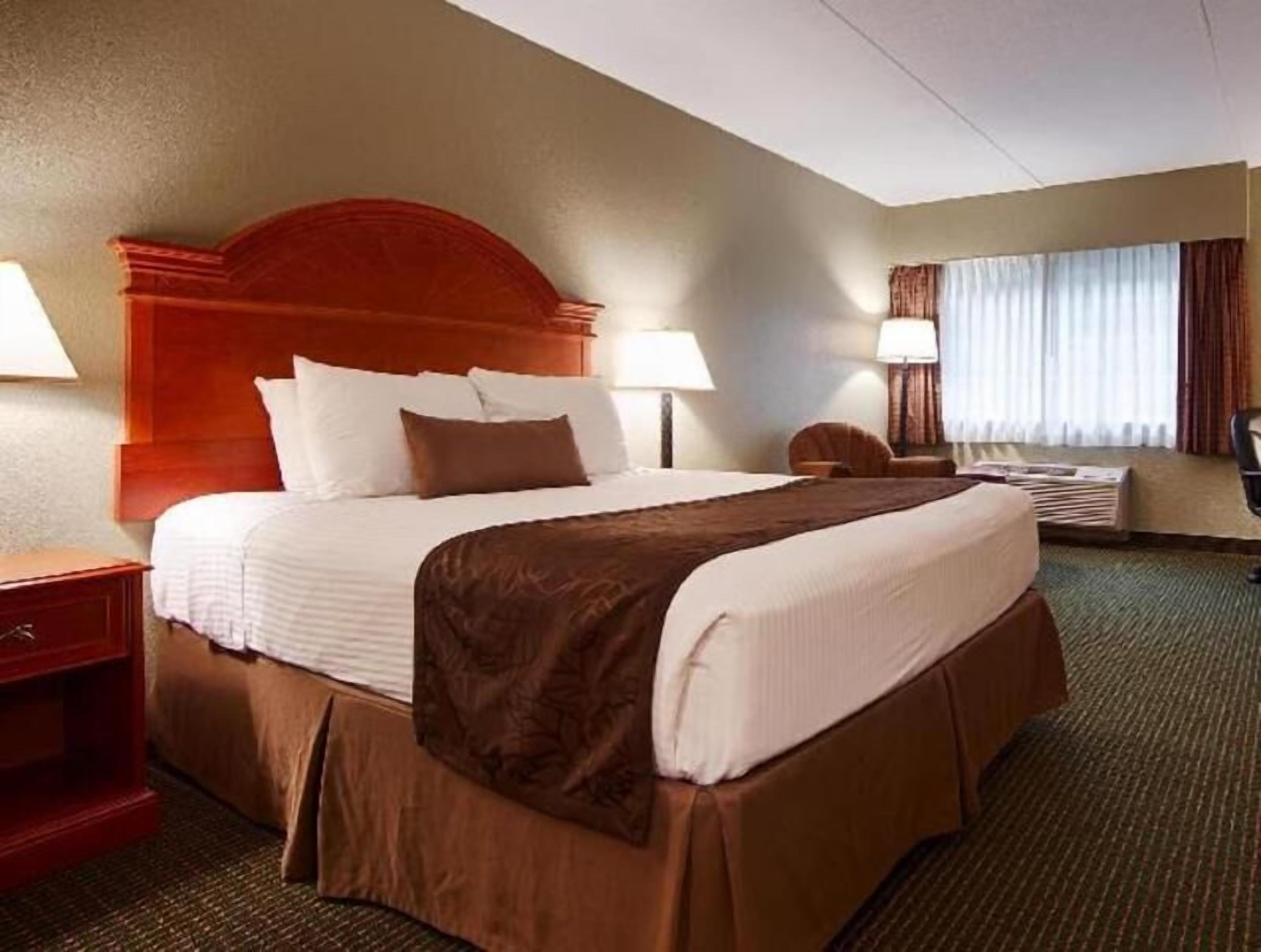 Ropa de cama de alta calidad, camas con pillow-top y escritorio 
